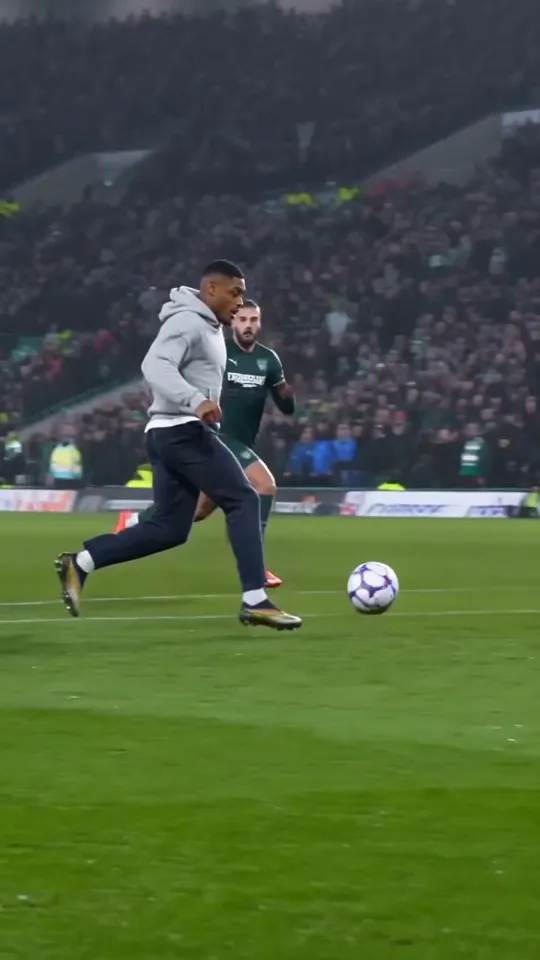 Ozil goal AI video frame: he controls the ball in the box with the goal open in front of him